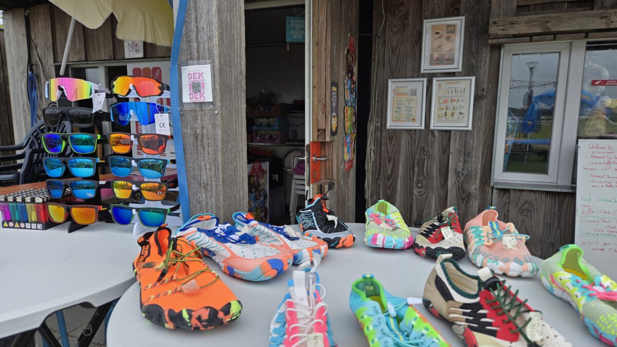 Waterschoenen, kleding en merchandise bij DEK Blauwestad Strand Zuid Oldambtmeer Groningen Nederland