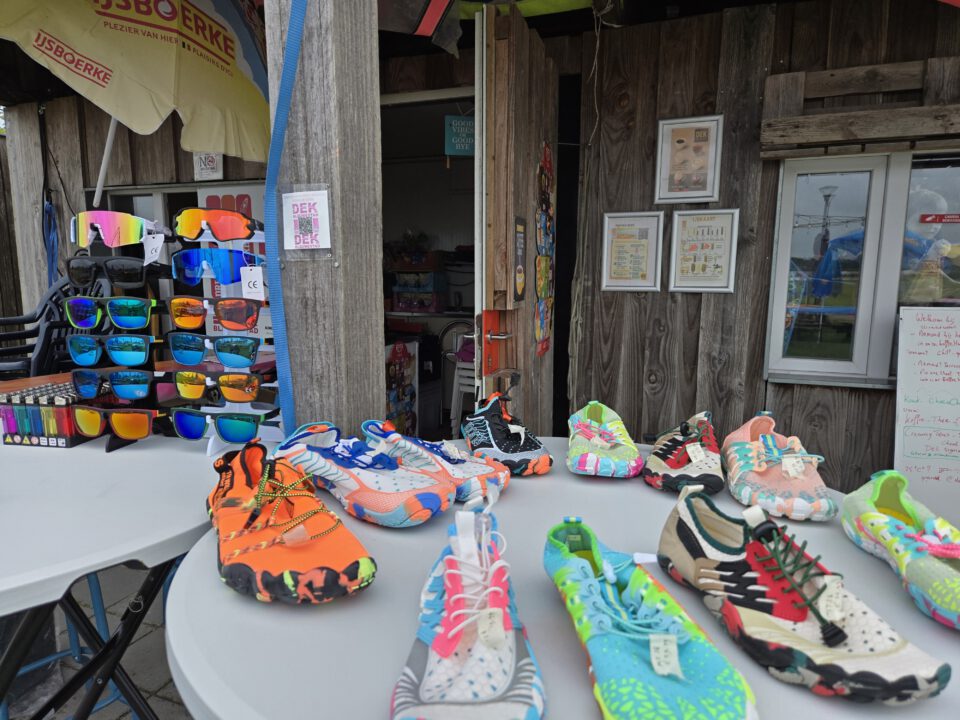Waterschoenen, kleding en merchandise bij DEK Blauwestad Strand Zuid Oldambtmeer Groningen Nederland