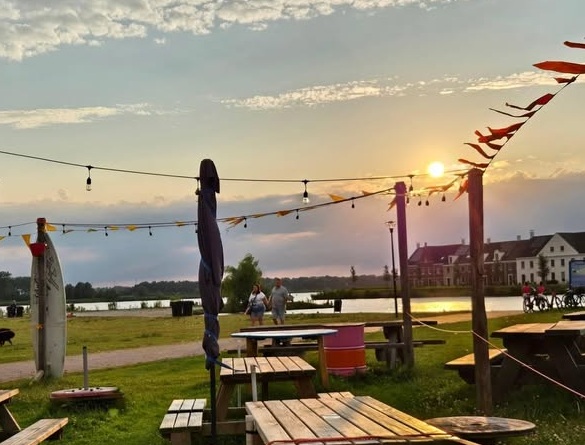 Zonsondergang vanaf terras Drinken Eten Kayakverhuur DEK Blauwestad Oldambtmeer Groningen Nederland Winschoten