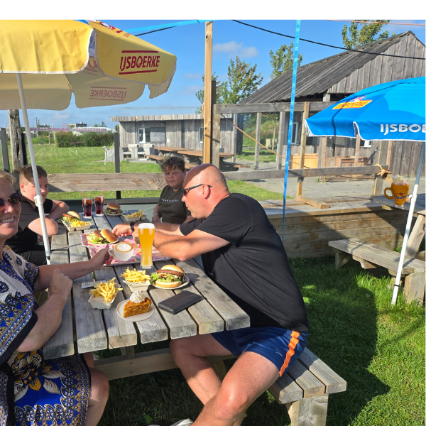 Drinken • Eten • IJs bij DEK op terras DEK Blauwestad Strand Zuid Oldambtmeer Groningen Nederland