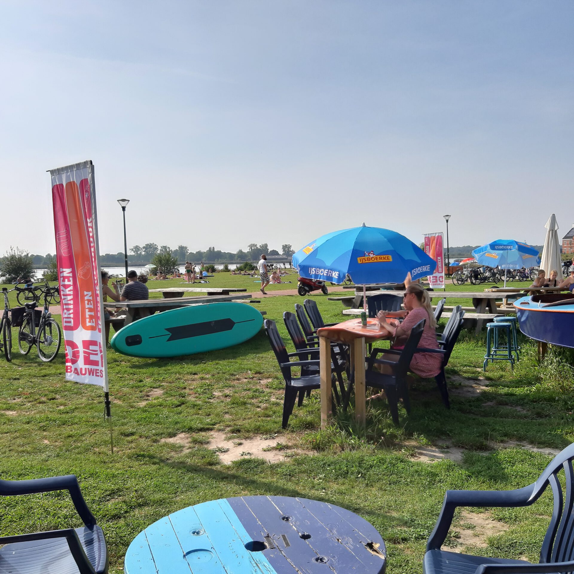 Terrastafels gemaakt van surfplanken DEK Kayaking DEK Blauwestad Oldambt Groningen Nederland